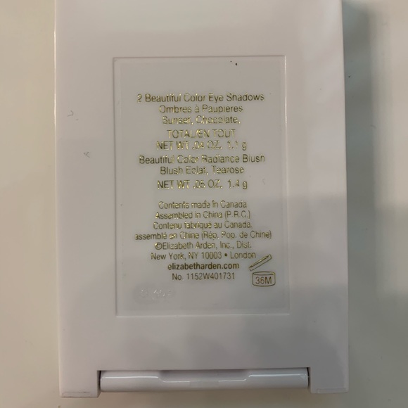 New Elizabeth Arden Kit with Blush & Eye Shadow - Picture 3 of 4